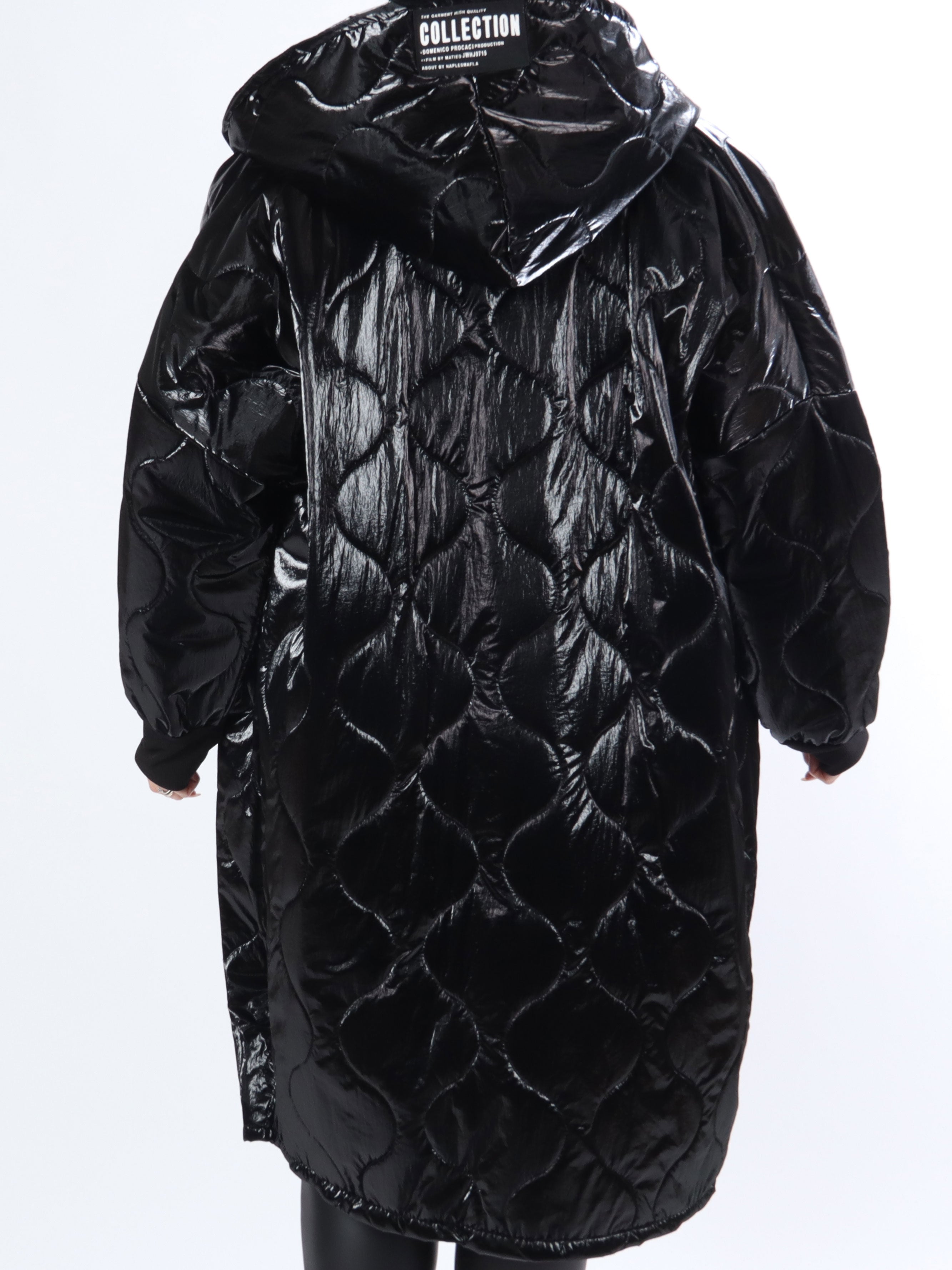 Valeria - Sort plus size shiny jakke med hvid skrift